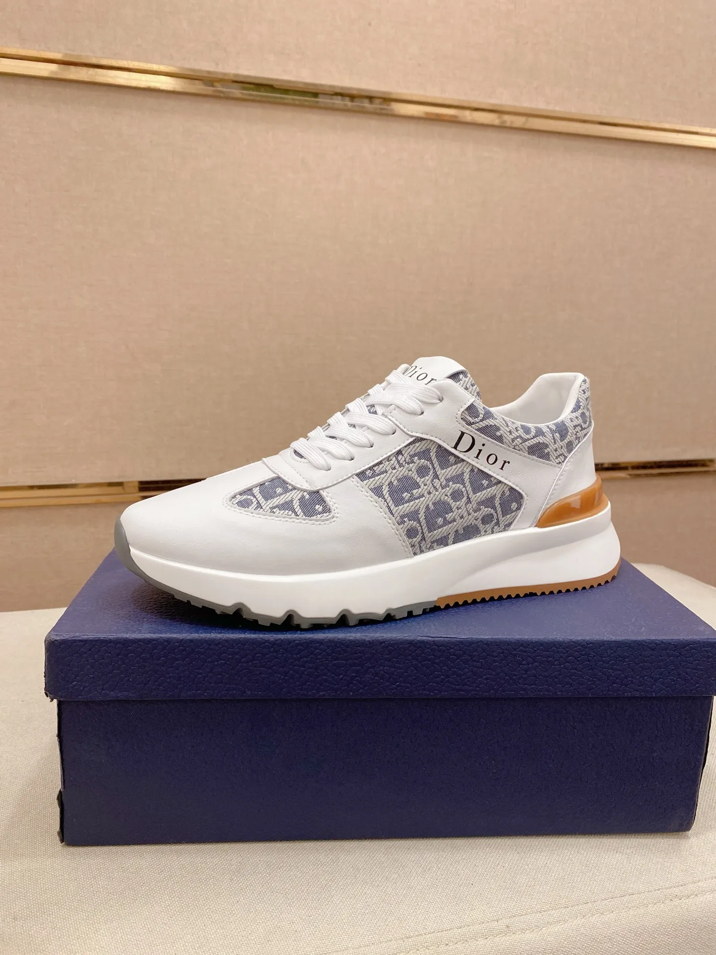 Factory price: 440💰[Dior·Dior] New casual sports style men's shoes, new spring and summer design, perfect workmanship, lace-up lazy style to create wardrobe quality, upper: imported first-layer cowhide, sheepskin lining is soft and comfortable, ultra-light TPU wear-resistant outsole, simple, versatile fashion men's shoes, excellent color code number 38--44. (Can be customized for 45 non-refundable)